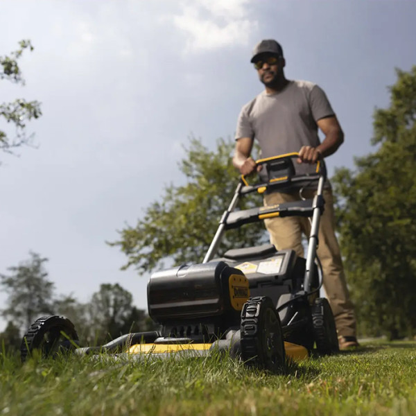 Газонокосарка акумуляторна  DeWALT DCMWP134W2, 2 акб 18 V 8 Ah, з/п
