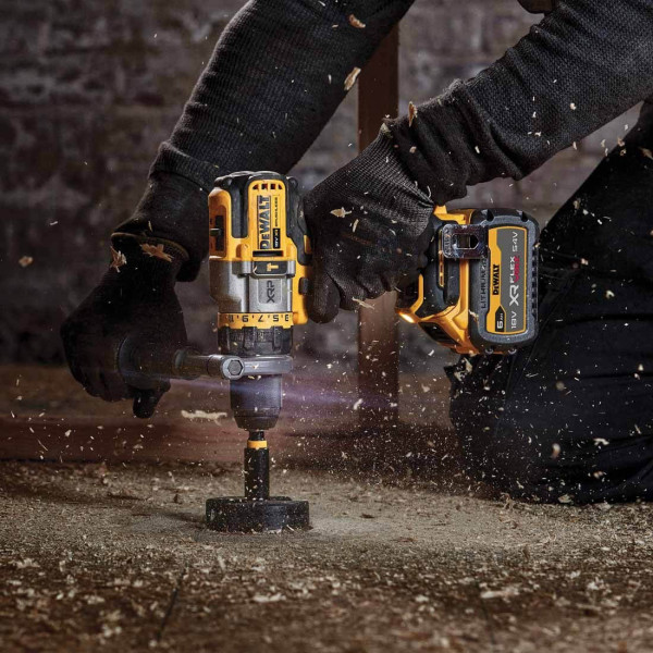 Аккумуляторная ударная дрель-шуруповерт DeWALT DCD999NT бесщеточная, без акб в чемодане