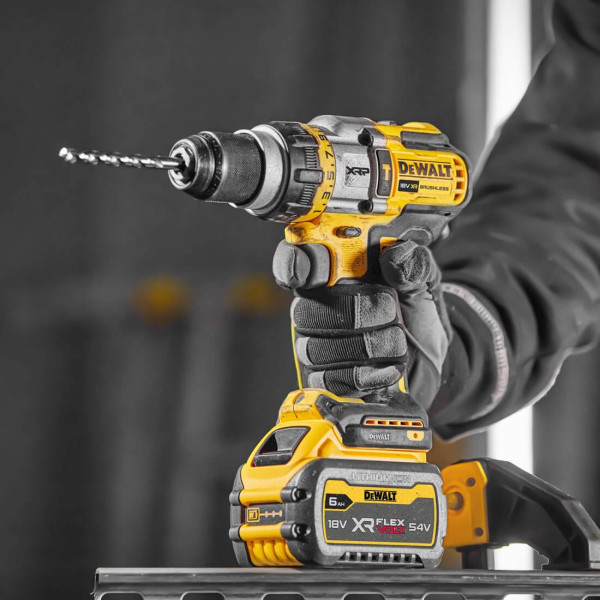 Аккумуляторная ударная дрель-шуруповерт DeWALT DCD999NT бесщеточная, без акб в чемодане