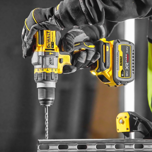 Аккумуляторная ударная дрель-шуруповерт DeWALT DCD999NT бесщеточная, без акб в чемодане
