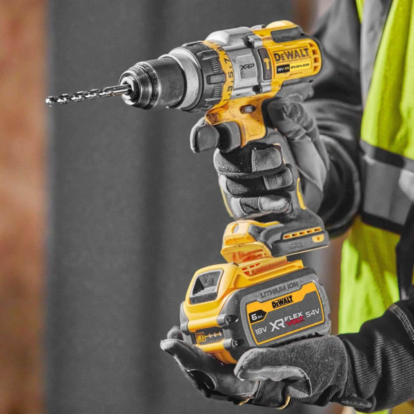 Аккумуляторная ударная дрель-шуруповерт DeWALT DCD999NT бесщеточная, без акб в чемодане