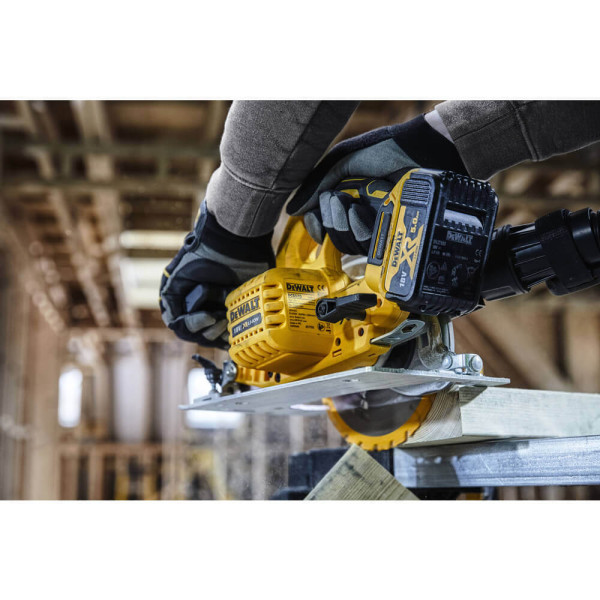 Аккумуляторная дисковая пила DeWALT DCS570N, без акб