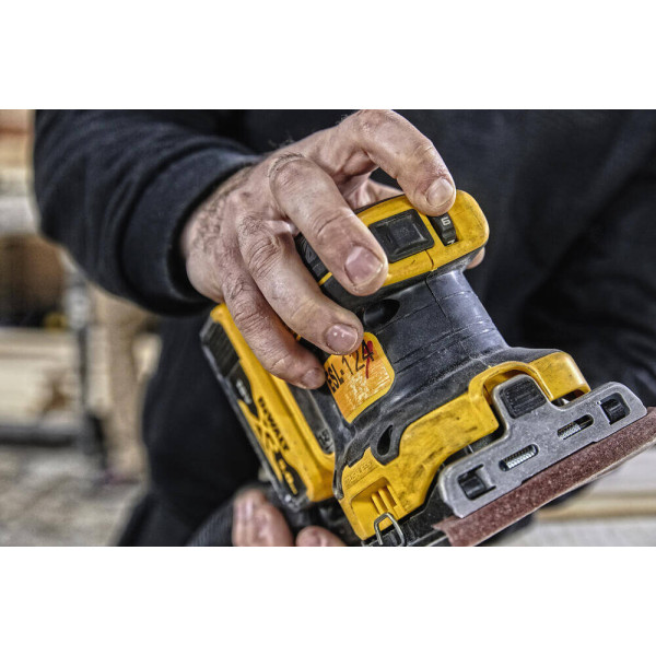 Аккумуляторная шлифмашина вибрационная DeWALT DCW200N, без акб